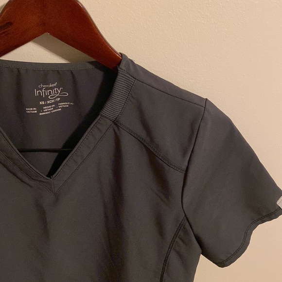 Cherokee Infinity Scrub Top - Picture 2 of 3